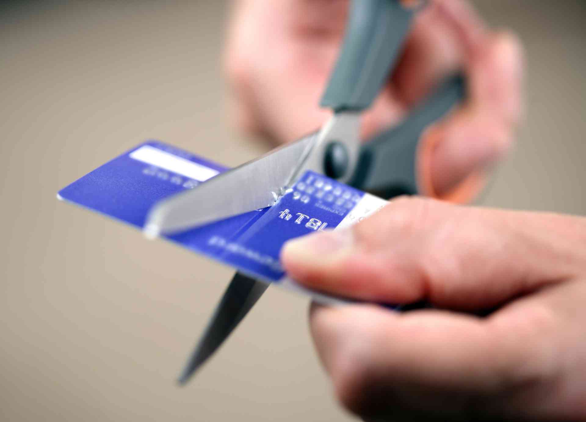 Откуда появляются долги на кредитках?